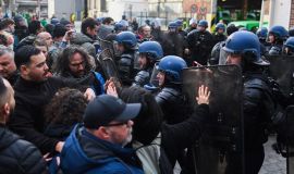 فرنسا: تظاهرات مليونية ضد تعديلات ماكرون للتقاعد.. والإضرابات مستمرة