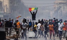 السنغال: التوتر مستمر بعد الحكم على زعيم المعارضة.. وارتفاع عدد القتلى