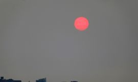 حرائق الغابات في كندا تؤدي إلى تدهور جودة الهواء في نيويورك وتحول القمر إلى اللون الأحمر