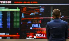 الأسهم الأوروبية تغلق على انخفاض حذر