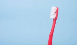 متى ينبغي استبدال فرشاة الأسنان لتجنب الإصابة بالمرض؟