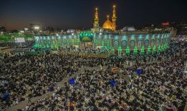 مئات الآلاف من الزائرين يحيون ليلة الجمعة الأخيرة من شهر رمضان في كربلاء